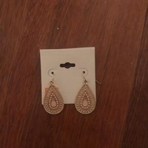 Free earring with any purchase!